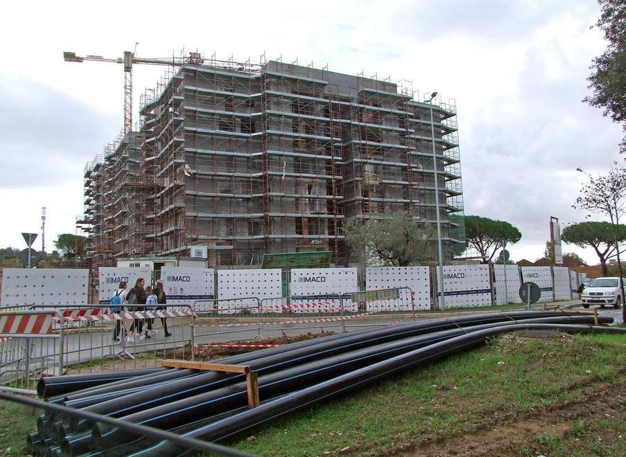 Via Pertini, palazzi in costruzione