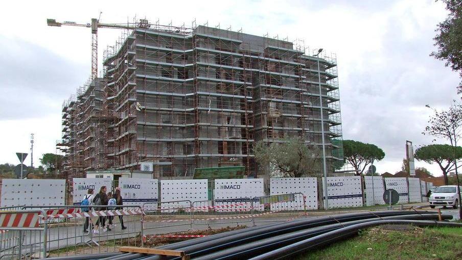 Via Pertini, palazzi in costruzione