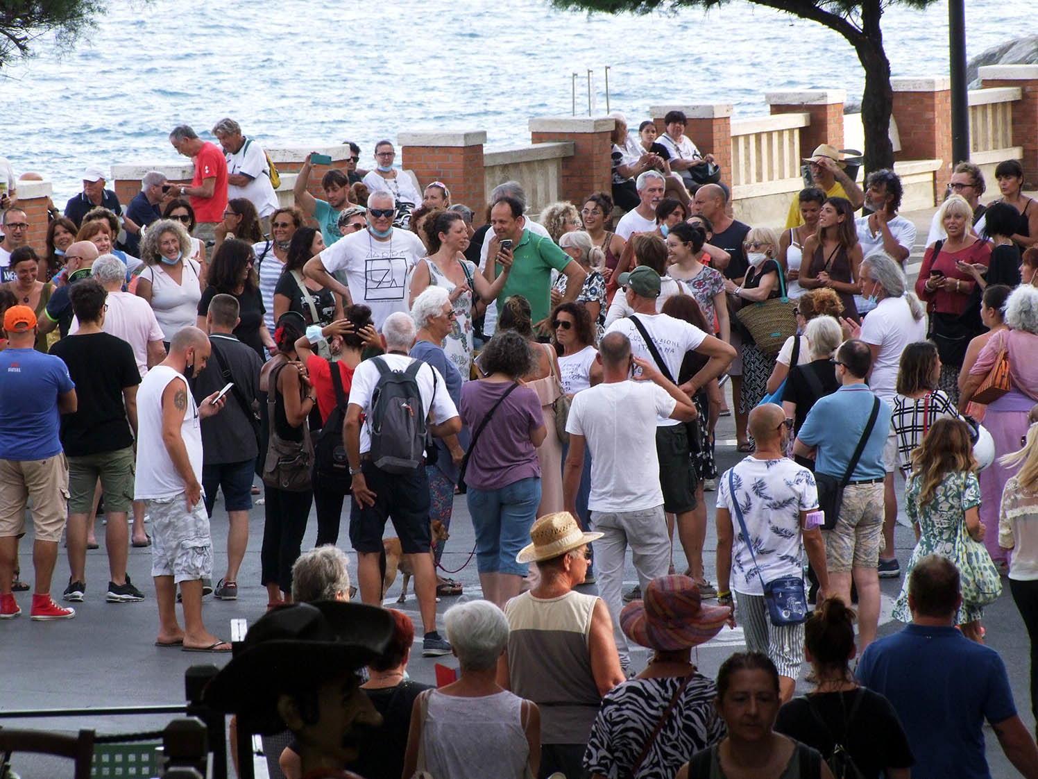 Una manifestazione "No Green pass" in piazza Bovio (foto Pabar)