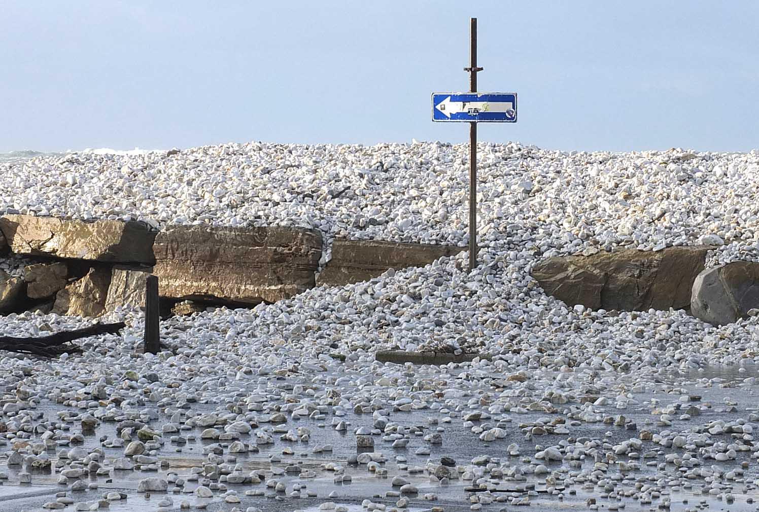 Torna il maltempo e torna la pioggia di sassini a Marina di Pisa - Foto
