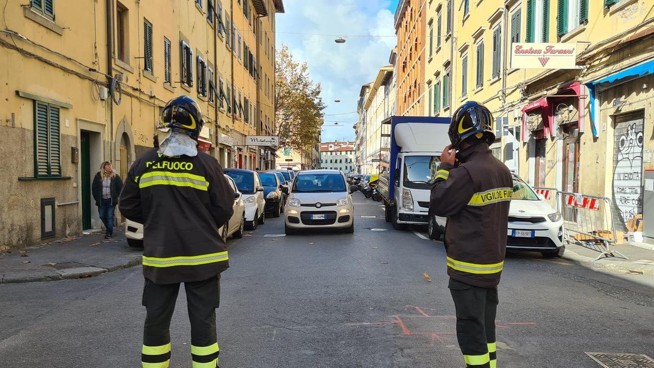 I vigili del fuoco in via Mentana (foto Daniele Stefanini/Silvi)