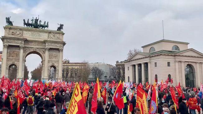 Manovra: Milano, in migliaia a manifestazione Cgil, Cisl e Uil