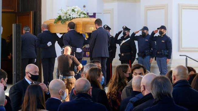 Ennio Doris, folla a Tombolo per i funerali del banchiere