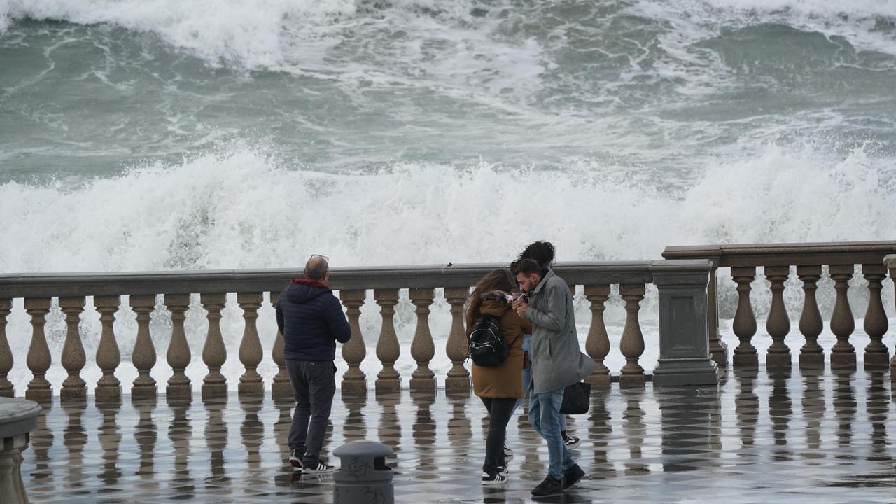 Persone alla Terrazza Mascagni durante il maltempo (foto Franco Silvi)