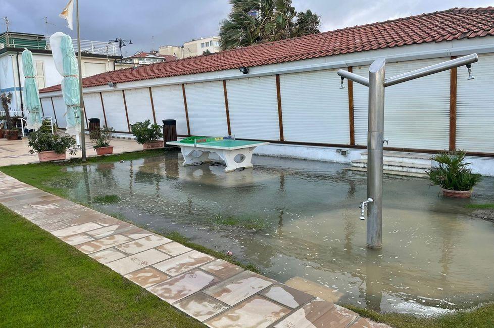 Maltempo in Versilia: i danni ai bagni, le raffiche record e le onde che hanno mangiato la spiaggia - Il video
