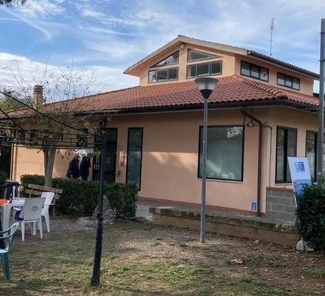 Morto a 53 anni all’hub di Rosignano: «Non dipende dal vaccino» 