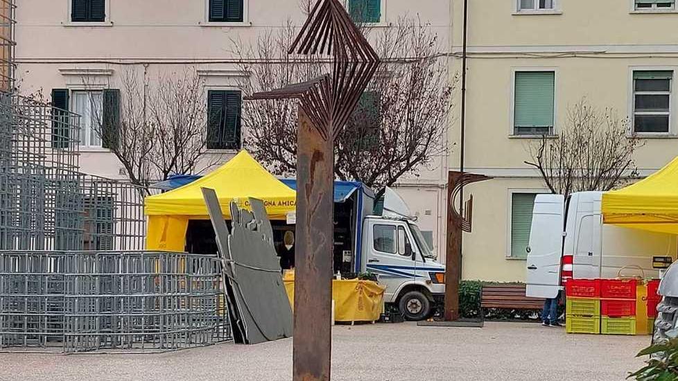 Il presepe esce dalla chiesa e invade due piazze di Pontedera
