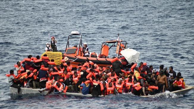 Migranti: soccorsa nave con 200 persone, si tenta trasbordo