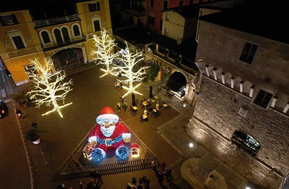 Accese le luci natalizie e gli alberi
