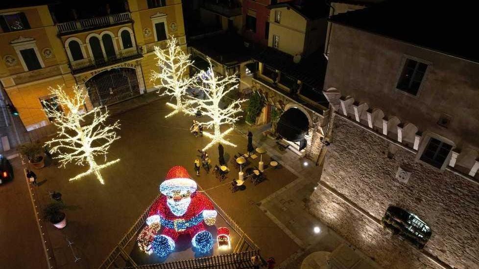Accese le luci natalizie e gli alberi