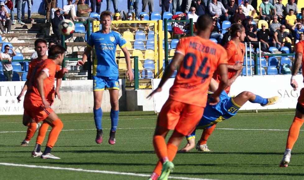 Carrarese, tre punti per la fuga dai playout «Vogliamo risalire subito la classifica» 