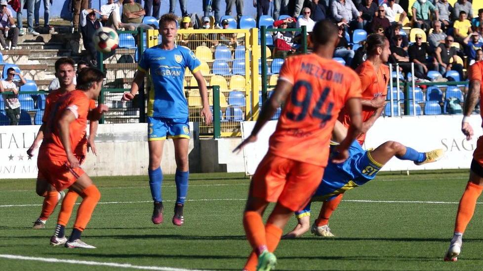 Carrarese, tre punti per la fuga dai playout «Vogliamo risalire subito la classifica»