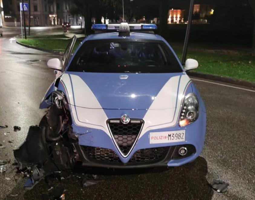 Si schianta contro una volante Feriti due agenti della polizia 
