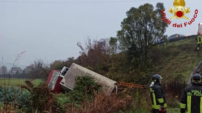 Camion finisce in una scarpata