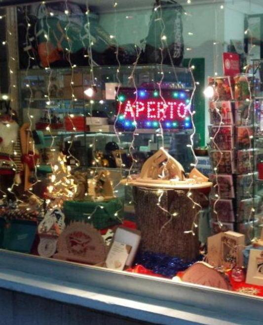 Appello ai negozianti «Addobbate le vetrine»