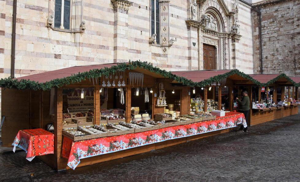 S’accendono mercatino e luminarie Il Natale in città può cominciare 