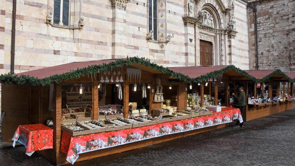S’accendono mercatino e luminarie Il Natale in città può cominciare