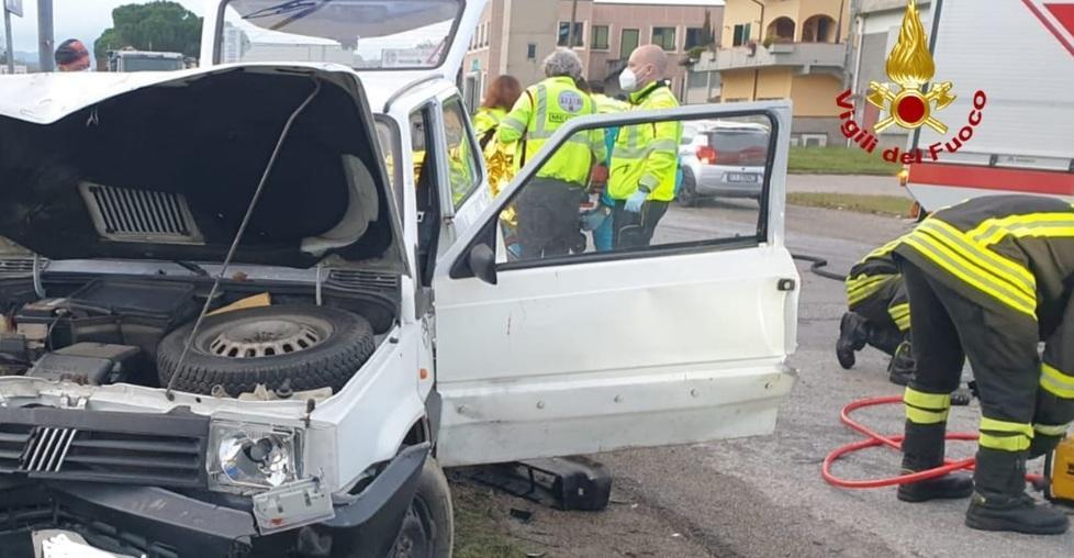 Prigionieri nell’auto contro un palo