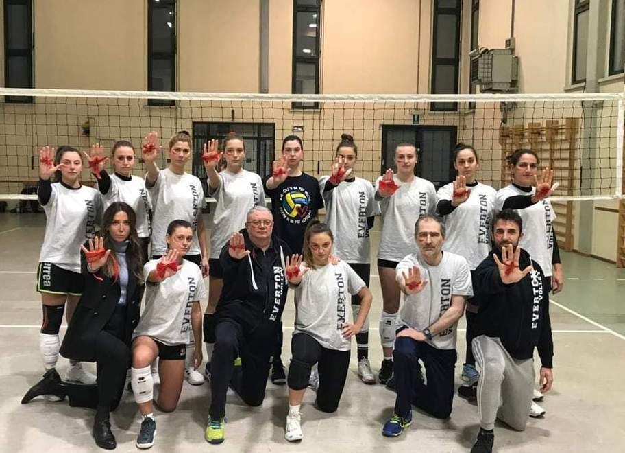 Le atlete dell’Everton: «Alziamo le mani ma solo per fare muro» 