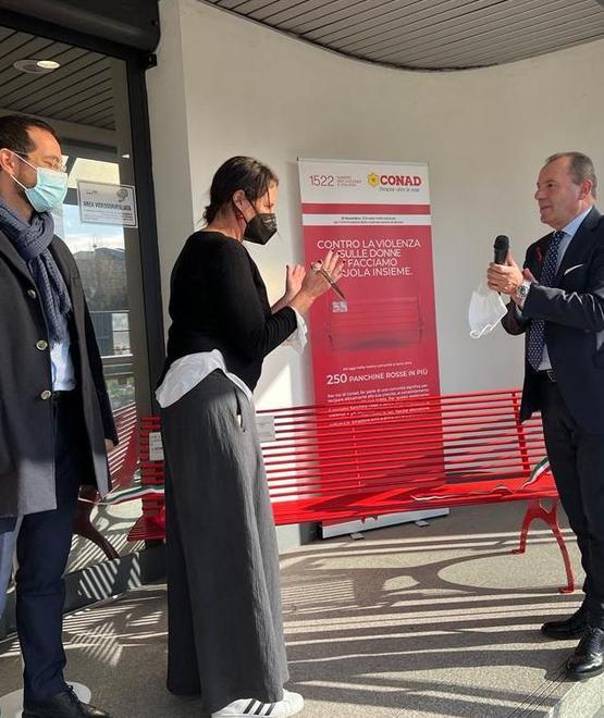 Conad sta installando 250 Panchine Rosse 