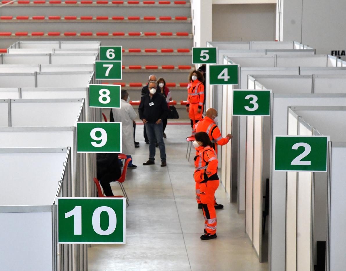 Code sotto la pioggia per i vaccini 