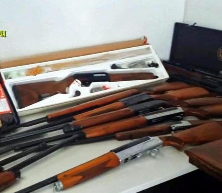 Sassuolo. Un arsenale di armi da guerra e mille munizioni in casa: arrestato 