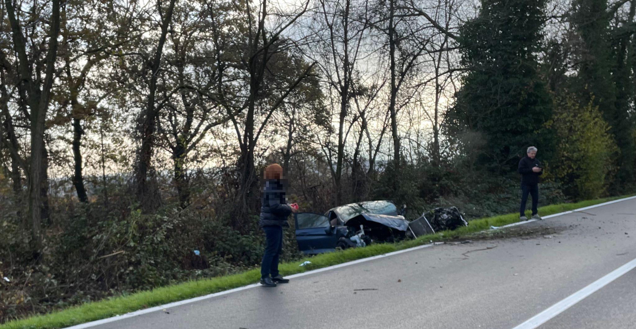 L'auto uscita di strada sulla Sp 37