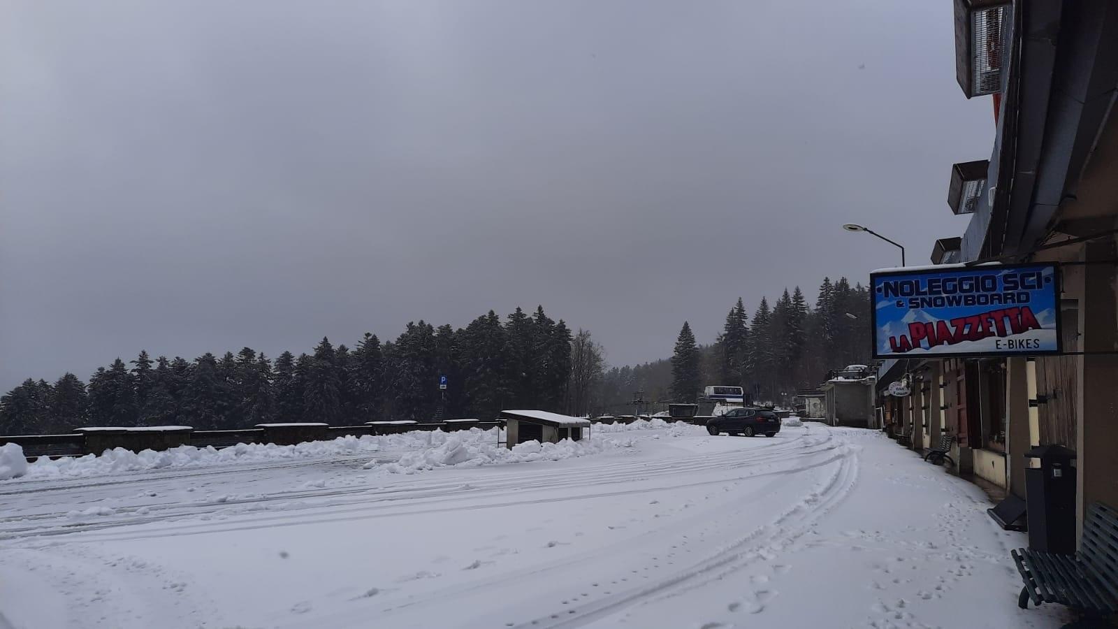 L'Abetone rivestito di bianco dopo la super nevicata. E ci si prepara alla nuova stagione - Video 