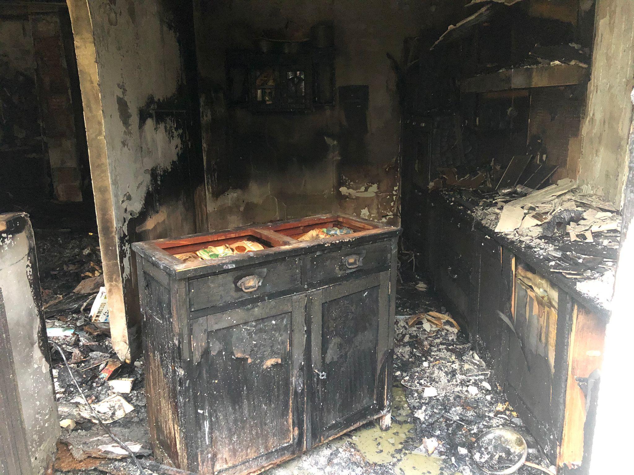 Reggio Emilia, incendio in casa all'alba: ragazzino intrappolato salvato dai vigili del fuoco