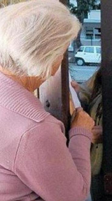 «L’aiutiamo a portare la spesa», ma è una truffa