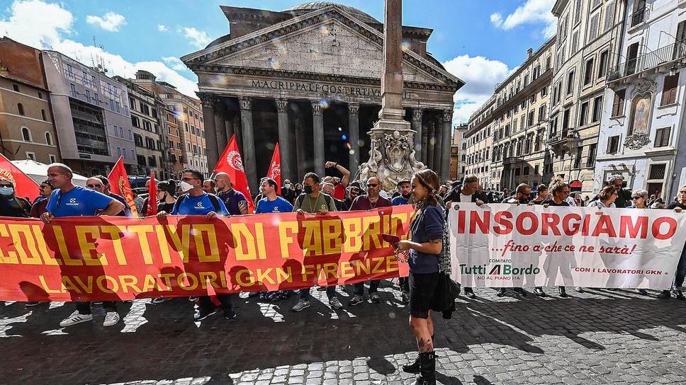 Una manifestazione dei lavoratori della Gkn