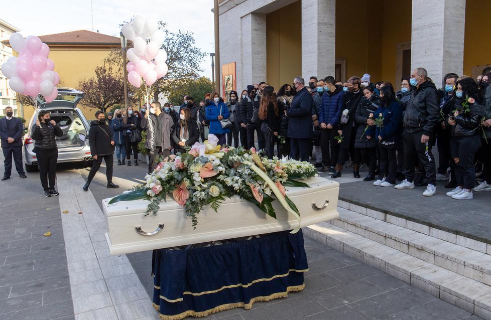 Argenta, addio tra i fiori alla giovane Paola: «Adesso pregate per la famiglia» 
