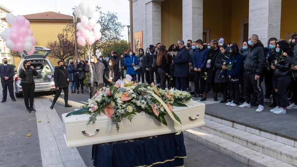 Argenta, addio tra i fiori alla giovane Paola: «Adesso pregate per la famiglia»
