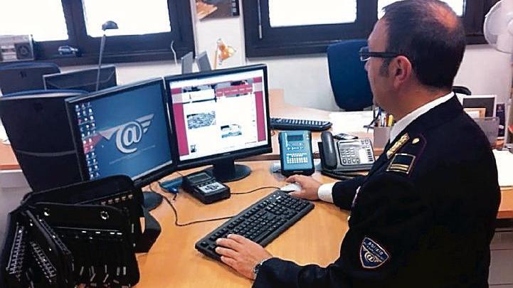 Un agente della Polizia postale al lavoro (Foto d'archivio)
