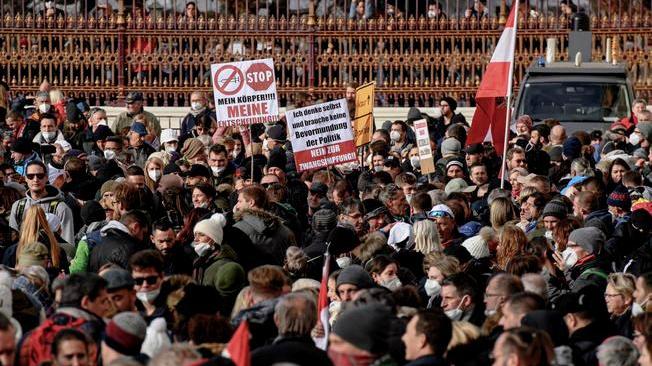 Covid: proteste in Austria per la vaccinazione obbligatoria