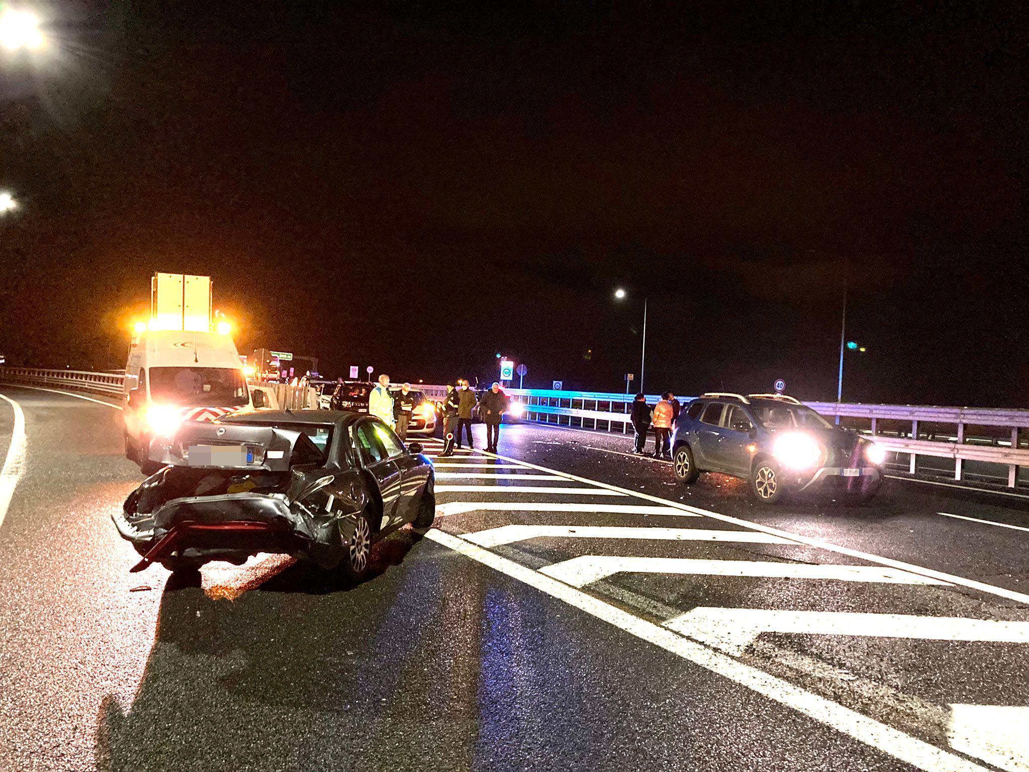 Tampona sull’A12 e scende dall’auto, ma viene investita: grave una trentenne 