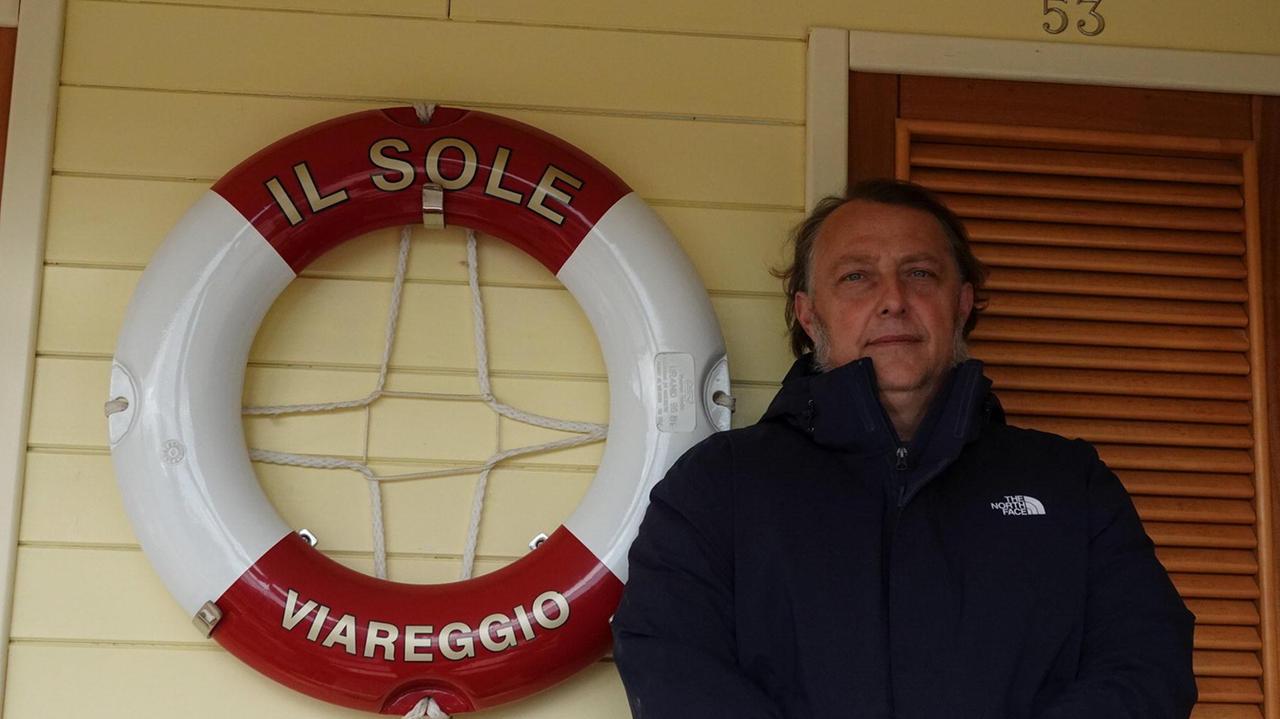 Il presidente dei balneari di Viareggio: «Spiaggia danneggiata dal maltempo? La ripariamo noi»