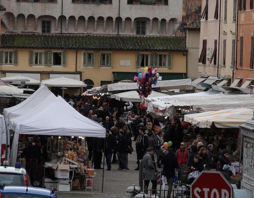 A Pietrasanta tornano le bancarelle di San Biagio, ma c'è subito un intoppo
