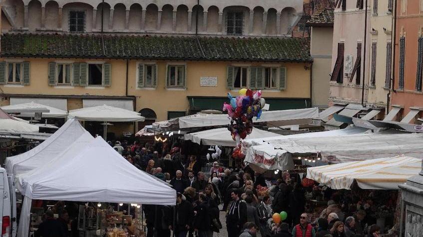 A Pietrasanta tornano le bancarelle di San Biagio, ma c'è subito un intoppo