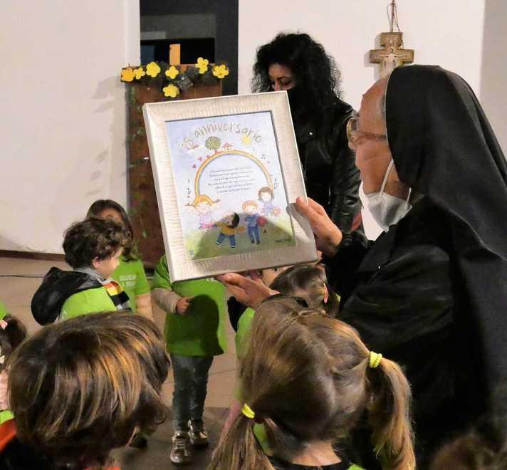 Festa per i 75 anni dell’asilo L’abbraccio della comunità