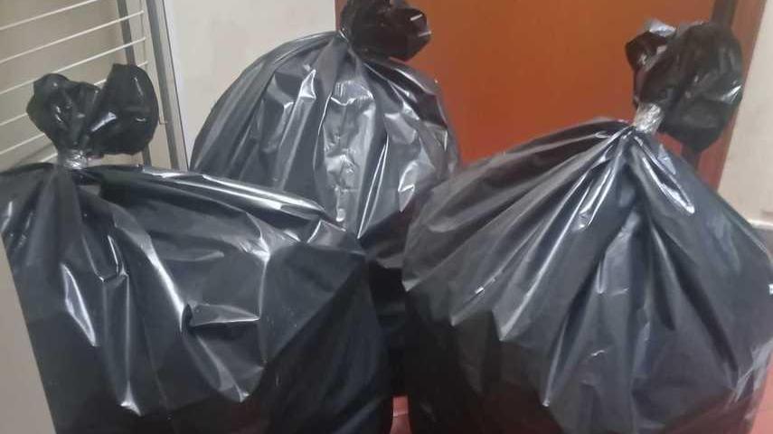 In quarantena per il Covid e con la sporcizia ammassata