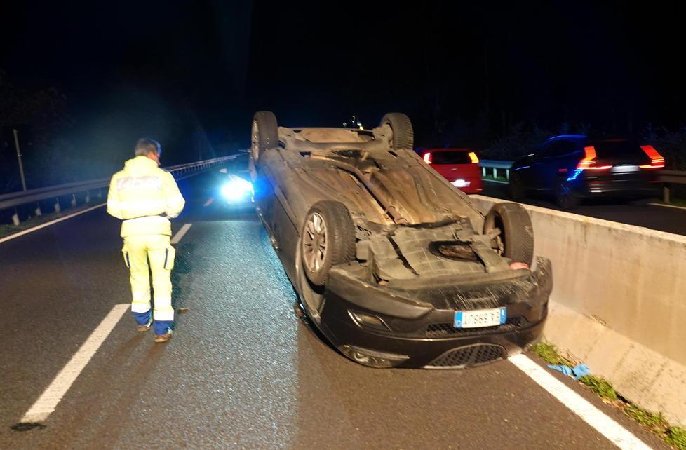 Auto si ribalta sull’Aurelia