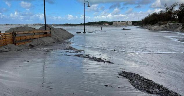 Il mare invade parcheggio e marciapiedi «Progetto per realizzare una scogliera»