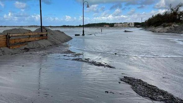 Il mare invade parcheggio e marciapiedi «Progetto per realizzare una scogliera»