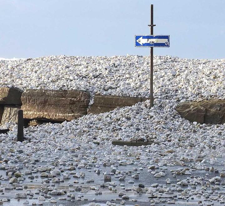 Il libeccio fa ancora danni nuova pioggia di sassi Litoranea chiusa a Marina 