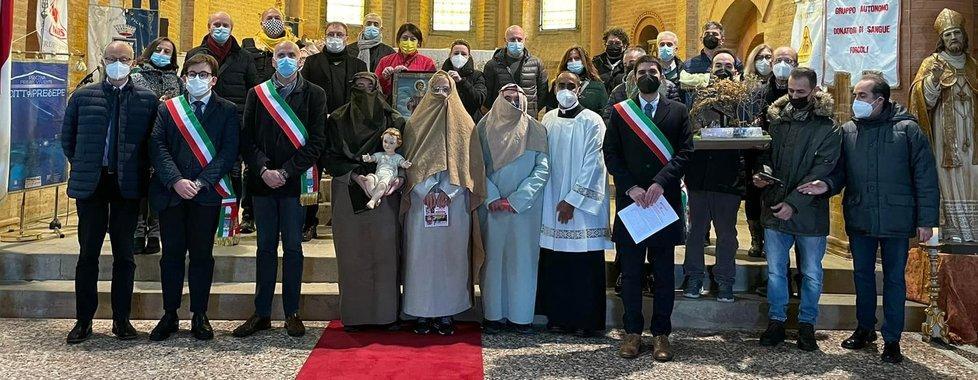 Il vescovo Migliavacca benedice i presepisti