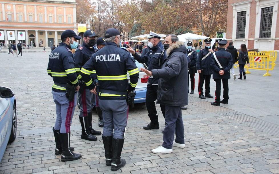I “No green pass” sfilano in centro storico dribblando i divieti 