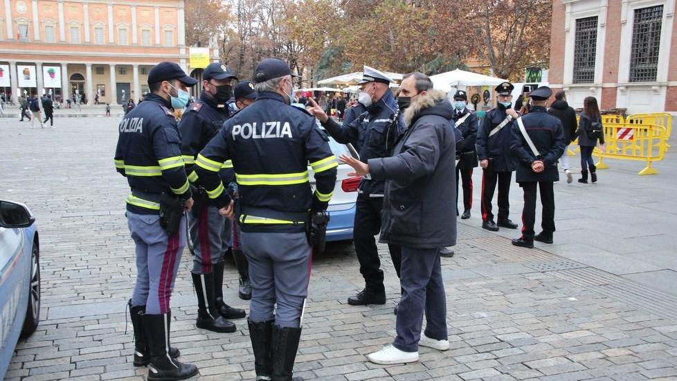 I “No green pass” sfilano in centro storico dribblando i divieti
