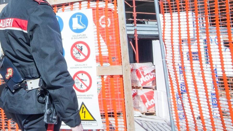 Ponteggi ancorati male Denunciato artigiano edile