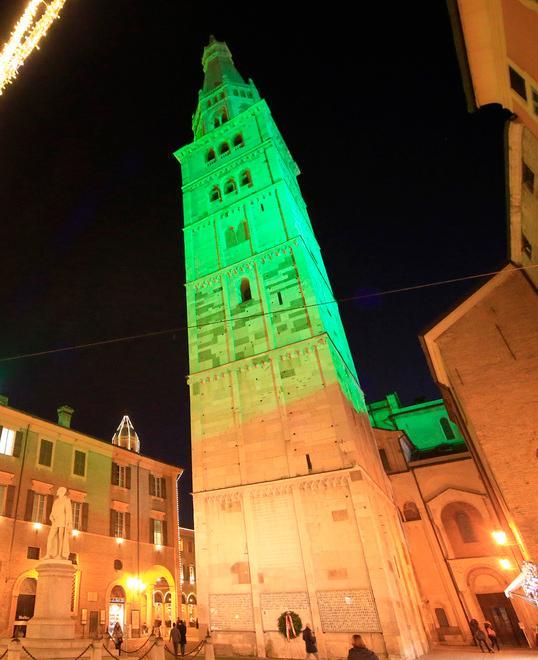 Ghirlandina illuminata contro la pena di morte